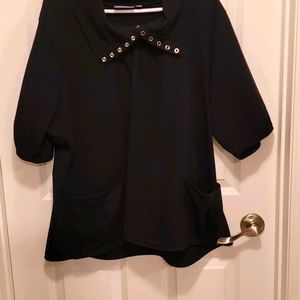 Cute! Black snap neck short sleeve top